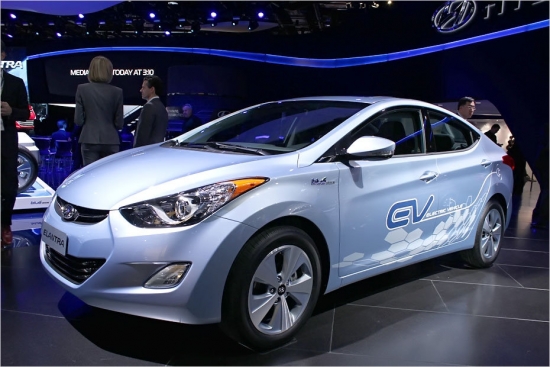 Hyundai Elantra EV. Detroitā Hyundai Elantra tika pasludināts par Ziemeļamerikas 2012.gada auto. Izcils panākums, taču, ko amerikāņi teiks par Elantra elektroversiju? Attēlā redzams viens no pirmajiem prototipiem.