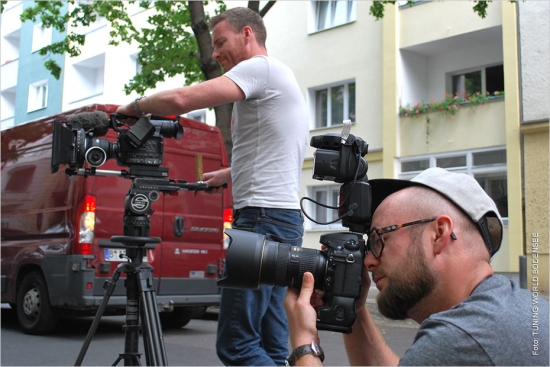 Vienmēr koncentrējies - fotogrāfs Makss Stīms (pa labi) Tūninga kalendāra projektos piedalījies vairākkārt