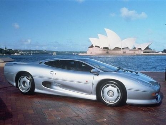 Jaguar XJ220– skaits, nežēlīgi ātrs un tomēr…izgāšanās? Tieši tā. Jaguar pieprasīja 100 000 doičmarku priekšapmaksu, solot V12 motoru, pilnpiedziņu un tobrīd pasaulē ātrāko automašīnu (348 km/h), taču pie klientiem XJ220 devās ar V6 (542 ZS) motoru, klasisko piedziņu un vairāk nekā miljonu doičmarku lielu rēķinu bagāžā. Daudzi pieteikumi tika nekavējoši atsaukti. 