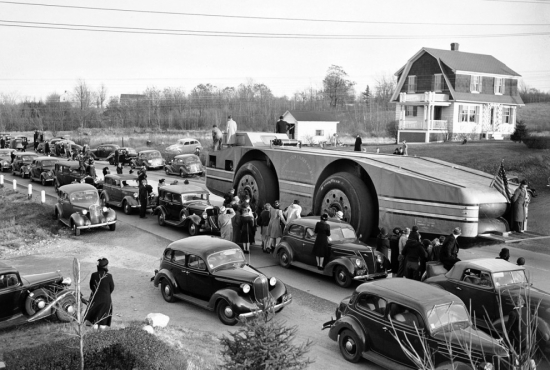 1939.gada 12.novembris. Sniega kreiseris uz šosejas pie Fleminghemas, Masačūsetsas štats, izveidojis milzīgu auto sastrēgumu, kas stiepjas 36 km garumā. 
