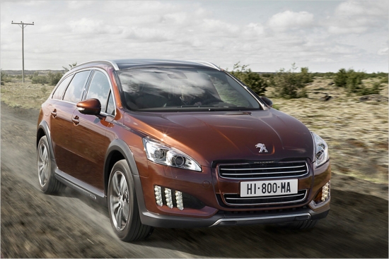 Peugeot 508 RXH izmantota tā pati kombinācija, kas Peugeot 3008 HYbrid4 – 163 ZS dīzelis un 37 ZS elektromotors. Šajā gadījumā degvielas patēriņš ir 4,2 l/100 km, bet cena – 46 950 eiro.

