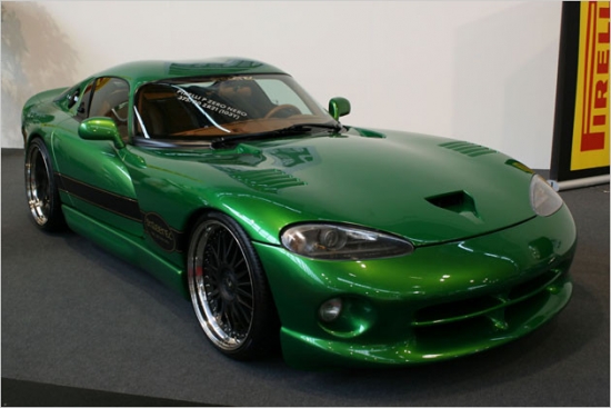 Riepu ražotāja Pirelli stendā dižojas efektīgi krāsots Dodge Viper. Vai kādam vēl gribas skatīties uz riepām?