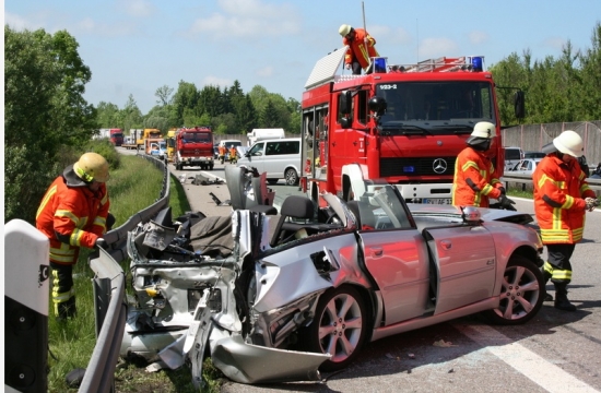 Dažas minūtes pēc superauto avārijas notikusi smaga sadursme pretējā joslā