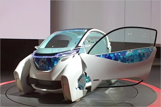 Honda Micro Commuter Concept ir divvietīgs elektromobiļa prototips ar 60 km garu nobraucamo distanci, bet bateriju uzlādēšana pie 200 V tīkla notiek aptuveni stundas laikā.2 ,5 m garajam automobilim ir 1,86 m garenbāze un riteņi, kas novietoti korpusa stūros līdzīgi kā bagijam. Vadītājs un pasažieris sēž komfortablā kapsulā, kuras vadīšana notiek ar kontroliera (džoistika) palīdzību.
