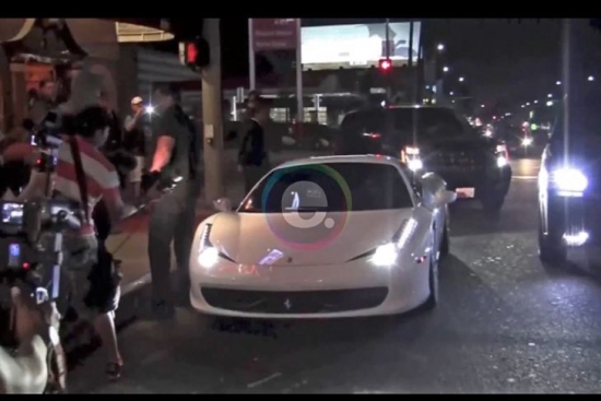 izcēlās ar kārtējo skandālu, ar savu Ferrari 458 Italia, aizķerot kādu paparaci un aizbraucot no notikuma vietas. 
