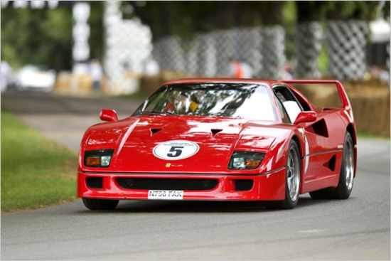 Ferrari F40 100 km/h no 0 līdz 100 km/h paātrinās 4,6 sekundēs