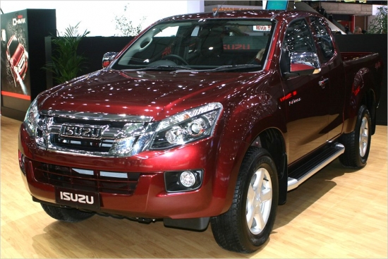 Isuzu D-Max Eiropas tirgū nonāks šovasar, kur tas konkurēs ar Volkswagen Amarok un Ford Ranger. Japāņu pikaps tiks piedāvāts ar Single Cab, Space Cab un Double Cab. Lētākajai D-Max versijai ar divvietīgo Single Cab kabīni varēs izvēlēties pievadu uz priekšējo asi, savukārt pārējās pikapa modifikācijas būs nopērkamas vienīgi pilnpiedziņas variantā. Motoru izvēlē – tikai 2,5 litru Twin turbo 163 ZS dīzelis ar 400 Nm griezes momentu komplektā ar standarta manuālo sešpakāpju pārnesumkārbu vai 5 pakāpju automātu (par papildu maksu). Cena – no 20 300 eiro.