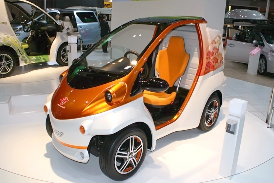 Coms Concept Ultra-Compact EV ir pilsētas satiksmei paredzēts vienvietīgs elektromobilis  405 kg smagais braucamrīks ir tikai 1,10 m plats un elektriskā režīmā var nobraukt 50 km, šajā laikā attīstot maksimālo ātrumu līdz pat 60 km/h.


