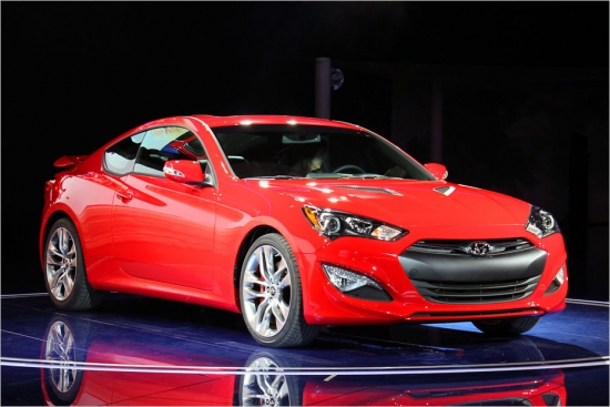 Hyundai Genesis Coupé. ASV tirgū tā pazīstama jau četrus gadus, tādēļ īstais laiks feisliftam. Kopā ar kosmētiskiem uzlabojumiem Genesis Coupe saņem arī jaunu astoņu pakāpju automātisko kārbu un taupīgākus 3,8 un 2 litru benzīna dzinējus.