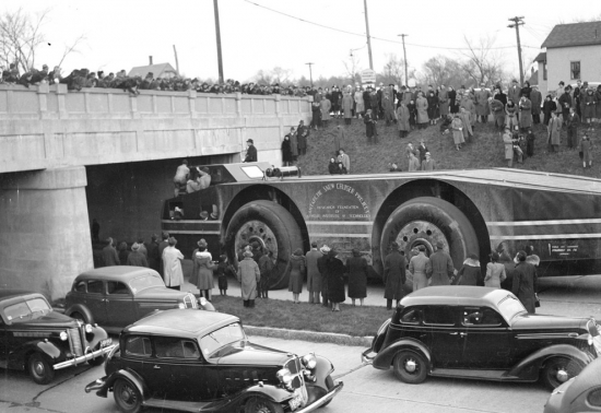 Sniega kreiseris tuvojas zemam dzelzceļa tiltam, 1939.gads.