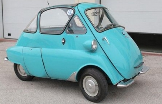 1956.gada BMW Isetta 300. Kopš 2000.gada bavāriešu Bubble Car pierakstījies Grieķijā. Saimnieks par šo „burbuļauto” vēlas saņemt 15 000 – 18 000 eiro.