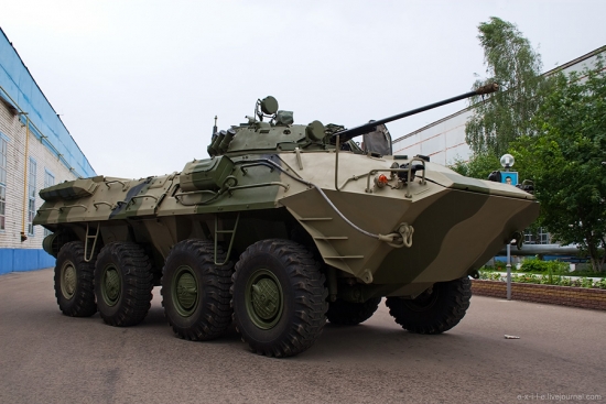 Jaunais modelis BTR-90 ir pusotru reizi lielāks par savu priekšgājēju
