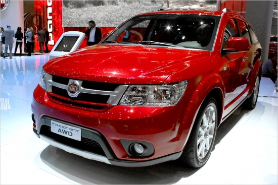 
Fiat Freemont . Kopš Fiat kļuvis par Chrysler akciju lielākās daļas pārvaldītāju, tirgū sāk parādīties dažādi amerikāņu kompānijas modeļi ar Fiat izkārtni: Chrysler 300 kā Lancia Thema, Chrysler 200 Cabrio kā Lancia Flavio Cabrio, Dodge Journey kā Fiat Freemont. Pēdējais ir universāla, minivena un krosovera stilu sajaukums, kas aprīkots ar pilnpiedziņas sistēmu Freemont AWD. Zem motora pārsega Fiat divlitru turbodīzelis ar 170 ZS jaudu. Cena – 32 790 eiro.