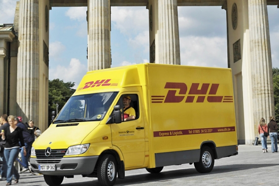 Bet lielākas pakas nācās nogādāt ar Mercedes Sprinter. Attēlā: DHL piegādes dienesta transports uz Mercedes Sprinter pirmās paaudzes bāzes.