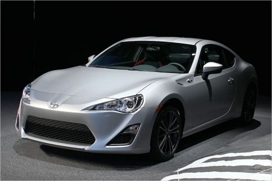 Scion FR-S. Dažus modeļus, piemēram, iQ Toyota ASV tirgū pārdod nevis ar savu vārdu, bet ar Scion izkārtni, kas orientējas uz gados jaunāku pircēju publiku. Tieši tādēļ Toyota GT-86 Amerikā pārtop par Scion FR-S.