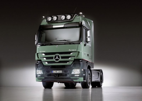 Mercedes spēkavīrs Actros ir ceļā ar 590 ZS, ko piegādā 15,9 litru V8 agregāts.
