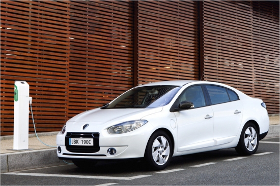Renault Fluence Z.E., kur Z un E nozīmē Zero Emission, tātad - bez kaitīgiem izmešiem. Par to, lai tas atbilstu patiesībai, rūpējas 70 kilovatu elektromotors, kas šādā režīmā ļauj nobraukt 160 kilometrus un 26 180 eiro, ko prasa par Fluence Z.E. patiešām nebūs daudz. 

