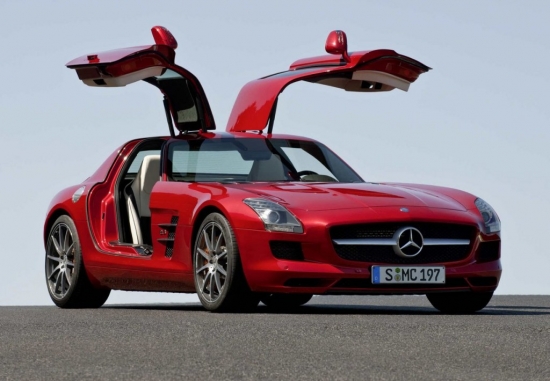 Gullwing durvis. Durvis, kas atvērās uz augšu kopā ar daļu jumta un pēc izskata līdzinājās kaijas spārniem, ieviesa Mercedes 1952.gada modelī 300SL, bet sērijveidā tās sāka uzstādīt šim pašam modelim no 1954.gada. Masu produkcijas automobiļiem Gullwing tipa durvis netiek pielietotas, jo avarējot un paliekot uz jumta, pasažieri tiek iesprostoti salonā. Mūsdienu modernajā superauto Mercedes SLS AMG šī problēma tiek novērsta apgāšanās gadījumā detonējot nelielu lādiņu, kas durvis izspridzina.

Gullwing durvis tiek montētas arī nelielā vācu sportkāru ražotāja - Apollo modeļiem.

