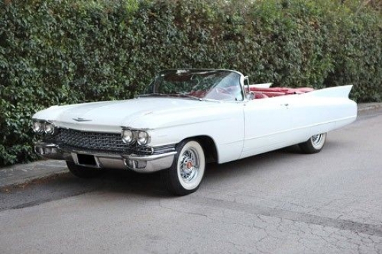 1960.gada Cadillac Series 62. Grieķijā kopš 2008.gada. Saimnieks nomainījis bremzes, izplūdes sistēmu, radiatoru un benzīna sūkni un salaboto aizokeāna klasiķi cer saņemt 55 000 – 65 000 eiro.