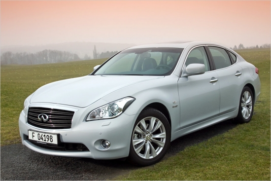 Infiniti M35h GT. Nissan luksusa nodaļas sagatavotais hibrīds mēģinās izaicināt vācu konkurentus, tādēļ tas sagatavots pienācīgi – zem motora pārsega 3,5 litru V6 un 50 kilovatu elektromotors, kuru kopējā jauda sasniedz 364 ZS. Tas ir pietiekami, lai sprinta distanci veiktu 5,5 sekundēs, savukārt maksimāli iespējami 250 km/h. Ražotāja norādītais degvielas patēriņš – 7 litri, bet cena – 56 600 eiro. Parastais Infiniti M37 sedans ar 320 ZS iekšdedzes motoru maksā 53 500 eiro.

