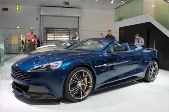 Vanquish Volante ir DBS pēcteča Vanquish atklātā versija, kas kopā ar kupeju veido britu markas jaudīgāko līniju. Zem Vanquish Volante motora pārsega darbojas 6 litru divpadsmit cilindru agregāts ar 573 ZS jaudu. Tirdzniecībā kabriolets kļūs pieejams gada beigās un maksās vismaz 264 995 eiro.