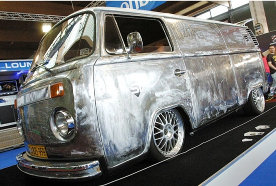 Sidnijs Hofmans krietni nopūlējies ar fleksi nodzenot visu krāsu no sava Volkswagen Bulli busiņa. Lai korpusu pēc tam nesagrautu rūsa, tas pārklāts ar vairākām kārtām caurspīdīgās lakas.