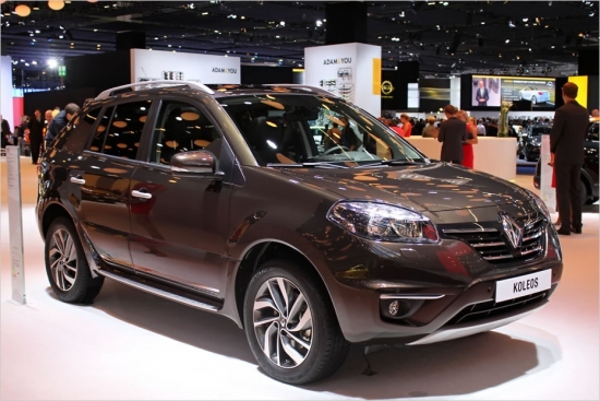Renault Koleos Facelift
Nevarētu teikt, ka Renault Koleos ir ļoti pieprasīts tirgū, tādēļ modernizācija nāk tieši laikā. Atjauninātais krosovers ticis pie svaigāka izskata un dažiem tehniskiem uzlabojumiem (piemēram, aklās zonas brīdinājuma palīgsistēma (opcija)). Modernizētā Koleos cena Vācijas tirgū sākas no 28 490 eiro.