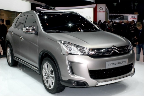 Citroen C4 Aircross . 4,34 m garajam Citroen C4 Aircross Ženēvā tika sarīkota pasaules debija un jau aprīlī tas nonāks Eiropas dīleru centros. Krosovers tiks piedāvāts priekšpiedziņas vai pilnpiedziņas versijā, bet motoru izvēlē būs 1,6 litru 115 ZS benzīna agregāts vai divi turbodīzeļi ar 115 un 150 ZS jaudu. Pilnpiedziņas variantam ir trīs braukšanas režīmi, kas ļauj izvēlēties priekšējo vai visu riteņu piedziņu, bet izvēlne „LOCK” palīdzēs nodrošināt riteņu saķeri īpaši smagos ceļa apstākļos. Latvijā to gaida septembrī-oktobrī.