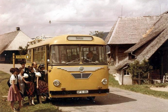 Krauss-Maffei ražotais KMS 110 omnibuss pasta vajadzībām (1958-1960)tika izgatavots 192 vienībām. Zem motora pārsega tam atradās Mercedes sešcilindru 110 ZS dīzelis. 