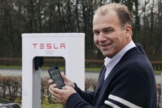 Satiekam holandieti  Vouteru Kolevijnu, kas savu Tesla Model S nopircis tikai pirms četrām nedēļām, taču paguvis nobraukt jau 5400 km.