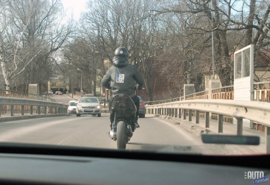 Sniegs no Rīgas ielām vēl nav pazudis, bet pirmie motobraucēji jau spieto pa galvaspilsētas ielām.
Šodien, Torņakalnā , „AutoNews.lv” radošā komanda testējot jauno „Opel Astra OPC” ieraudzīja ērmīgu skatu- motobraucēju, kurš aprīkots ar moto transporta reģistrācijas zīmēm.
No alumīnija izgatavotā numura zīme nebija nostiprināta pie motorollera, bet uz braucēja muguras. No CSN viedokļa šāds numura zīmju izvietojums neatbilst likumam, jo ar numuru ir jābūt aprīkotam transporta līdzeklim, bet ne braucējam... 