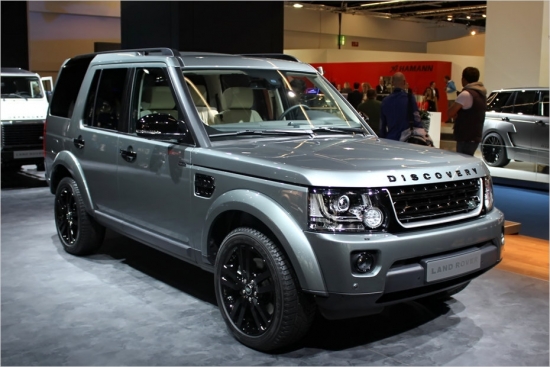 Land Rover Discovery Facelift.
Modernizācija skārusi galvenokārt fasādes daļu, kur izmainīts radiatora režģa un buferu dizains un parādījušies jauni galvenie lukturi ar gaismas diožu dienas gaitas starmešiem. Savulaik motora pārsegu rotājušais uzraksts ar kompānijas nosaukumu Land Rover aizstāts ar modeļa vārdu Discovery, bet no plāksnītes, kas stiprinās pie bagāžnieka vāka nozudis cipars 4. Dicovery topmodelis iegūs 3 litru benzīna V6 kompresora motoru ar 340 ZS jaudu.