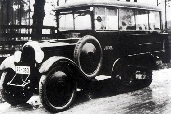 1933.gada Ķelnē būvētais Citroen-Kegresse bija aprīkots ar puskāpurķēdēm un guva panākumus dažādās ekspedīcijās. Reichpost šo modeli izmantoja grūti pieejamos apvidos