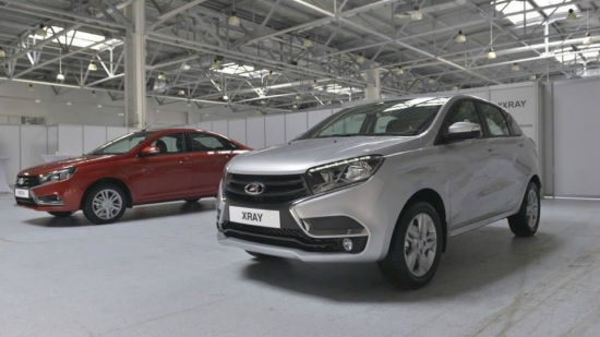 Lada Xray (priekšplānā) un Lada Vesta