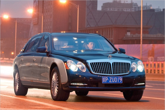 Maybach 62S
V12-Biturbo- benzīna motors
5.980 ccm
630 ZS
Piecpakāpju automātiskā kārba
Aizmugurējo riteņu piedziņa
Vidējais degvielas patēriņš:15,8 litri/100 km
Paātrinājums 0-100 km/h: 5,2 sekundes
Maksimālais ātrums: 250 km/h
545.258 eiro