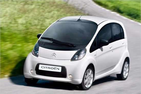 Citroën C-Zero pamatā ir japāņu Mitsubishi iMiEV. 49 kilovatu elektromotors nodrošina 150 km distanci, kuras laikā var pārvietoties ar ātrumu līdz par 130 km/h. Ar ātrās uzlādēšanas iekārtu akumulatoru enerģiju līdz 80% kapacitātei var atjaunot pusstundas laikā, bet pilnam ciklam pie 220V rozetes būs nepieciešamas 6 stundas. C-Zero cena būs 35 165 eiro.