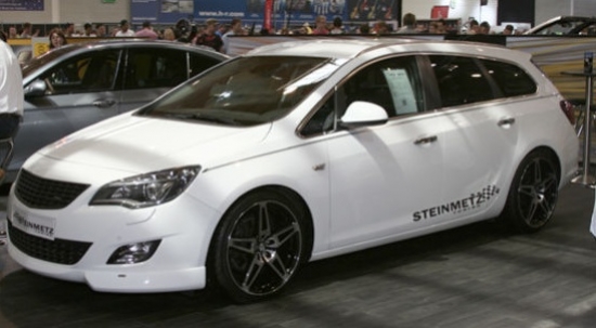 Steinmetz pieslīpētais Opel Astra J Sports Tourer ieguvis zemāku piekari, efektīgākus riteņus un jaunus dizaina elementus sliekšņu un buferu izskatā.