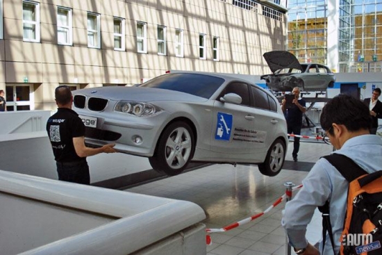 Tas nav īsts BMW, bet piepūšams makets, kuru bez piepūles var pacelt viens cilvēks.