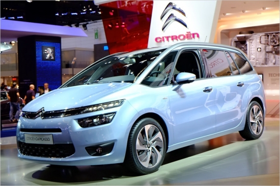 Citroen C4 Picasso
Franču kompānijas jaunais avangardiskā stilā veidotais vienapjoma automobilis ir nopērkams jau no 2013.gada jūnija, bet no oktobra pircējiem tiks piedāvāta arī septiņvietīgā versija. Otrā sēdekļu rinda ir pārbīdāma, trešo var paslēpt automobiļa grīdā. Motoru izvēlē gan benzīna (120-156 ZS), gan dīzeļa (92-115 ZS) agregāti. Citroen C4 Picasso cena sākas no 22 390 eiro.