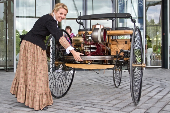 Patent-Motorwagen 2,5 ZS motors tika iedarbināts drošā attālumā no mājas - lai vīrs to nesadzirdētu