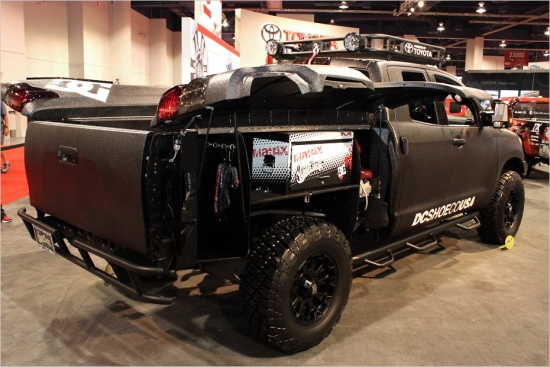 Vieni uz leju, citi uz augšu - Toyota Tundra Motorcross Truck no West Coast Customs, izmantojot speciālas atsperes un amortizatorus, pacelts uz augšu un piemērots bezceļu pārvarēšanai. Tā arī jābūt, jo motokross taču pilsētas centrā netiek rīkots. Toyota pikapam ir uzstādīta vinča, kas palīdzēs iedabūt sacīkšu tehniku kravas kastē un kāda īpaša ekstra – zem aizmugures spārniem iebūvētas novietnes instrumentiem ar augsta spiediena mazgāšanas iekārtu komplektā.