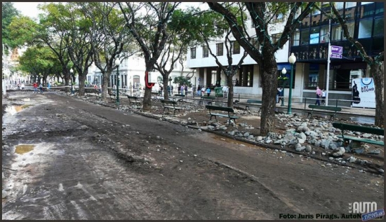 Pilsētas centrs bija slēgts, kas netraucēja daudziem tūristiem un citiem interesentiem spietot pa to ar fotoaparātiem rokās. 