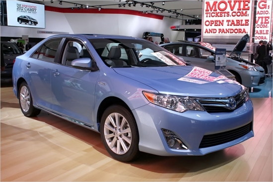 Toyota Camry Hybrid. Toyota Camry ir viens no ASV visvairāk pārdotajiem auto. Hibrīdversija aprīkota ar 2,4 litru četru cilindru benzīna dzinēju un elektromotoru, kuru kopējā jauda sasniedz 187 ZS.
