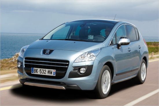 Peugeot 3008 HYbrid4 ir pirmais pilnais dīzeļa hibrīds, kurā apvienots divlitru 163 ZS dīzeļdzinējs un 27 kilovatu (37 ZS) elektromotors, kas novietots pie aizmugurējās ass. Automašīnas kopējā jauda ir 200 ZS, bet degvielas patēriņš 3,8 litri. Franču ražotājs par savu dīzeļa hibrīdu prasa 34 150 eiro.

