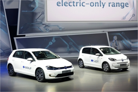 VW e-Golf un e-Up!
Abi elektriskās piedziņas modeļi tiek gaidīti ar nepacietību. Tās nebūs lētas mašīnas, tomēr arī plusu ir gana daudz. Mazais up!, kas dīleru salonos ieradīsies jau oktobrī, apgādāts ar 60 kW (82 ZS) elektromotoru un 18,7 kilovatstundu litija jonu akumulatoru bloku. 130 km/h ātrais pilsētas auto ar pilnībā uzlādētiem akumulatoriem spēs nobraukt 160 km. E-Golf gaitas rezerve sniedzas līdz 190 km un arī komplektēts tas ir ar nopietnāku tehniku – 85 kW elektromotoru (115 ZS) un 24,2 kilovatstundu akumulatoru bateriju. 100 km/h e-Golf sasniedz 10,4 sekundēs.