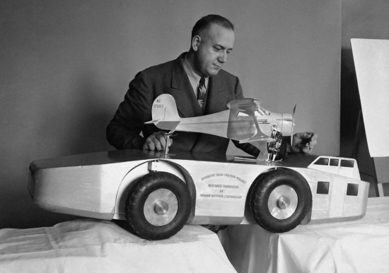 Snow Cruiser modeli tā konstruktors, doktors Tomass Poulters, nodemonstrēja 1939.gada 14.jūlijā. Sniega kreiseris bija kaut kas pa vidu tankam un autobusam, bija paredzēts piecu cilvēku ekipāžai un uz jumta varēja vest lidmašīnu. Visurgājēja garums bija 17 metri, augstums – 3,7-4,9 metri. 