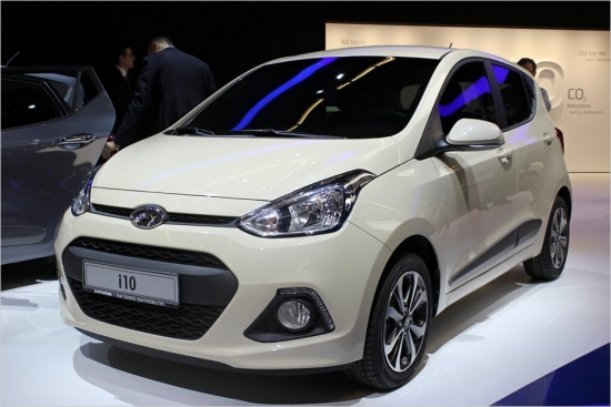 Hyundai i10.
Uz Frankfurti atvests jaunais modelis, kas garumā pastiepies no 3,59 līdz 3,66 m. Pieaugusi salona un bagāžas nodalījuma ietilpība, mainījies dizains, kas tagad līdzinās lielajiem Hyundai modeļiem. Mazulīša sērijveida aprīkojumā seši gaisa spilveni un riepu spiediena kontroles sistēma. Tirdzniecībā i10 nonāks novembrī un maksās nepilnus 10 000 eiro. Spēka agregātu izvēlē – trīscilindru benzīna agregāts ar 66 ZS jaudu vai četrcilindru benzīnnieks ar 87 ZS jaudu.