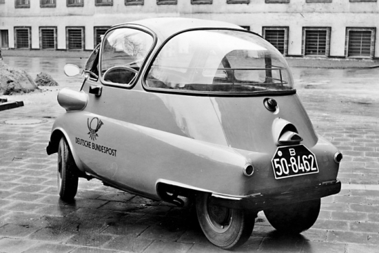 BMW Isetta 300 bija 300 kubikcentimetru viencilindru četrtaktu motors ar gaisa dzesēšanas sistēmu un 13 zirgspēku jaudu.