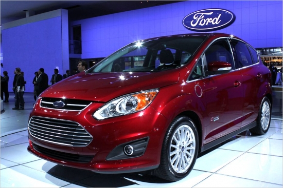 Ford C- Max Energi. Tāpat kā Fusion sedanam, arī C –Max minivenam būs hibrīdversija un Plug-in hibrīds (attēlā). Arī šeit kā galvenie komponenti izmantoti divlitru benzīna dzinējs un litija jonu akumulatoru bloks. Abi C-Max varianti tirgū nonāks jau šovasar.
