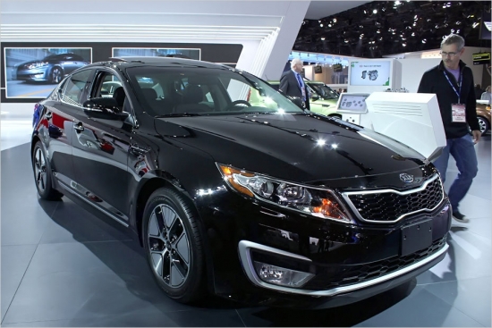 Kia Optima Hybrid. ASV tirgū ar dīzeļdzinējiem ielauzties grūti, tādēļ katram sevi cienošam autoražotājam piedāvājumā ir kāds degvielu taupošs hibrīds. Kia to uzbūvējis uz sedana Optima bāzes kā galvenos komponentus izvēloties 2,4 litru benzīna dzinēju un nelielu elektromotoru.